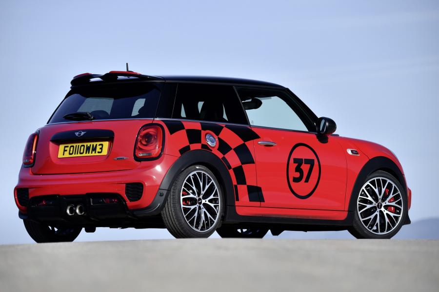  Mini Cooper S JCW Accessorized 2015 года  (фото 2 из 7)